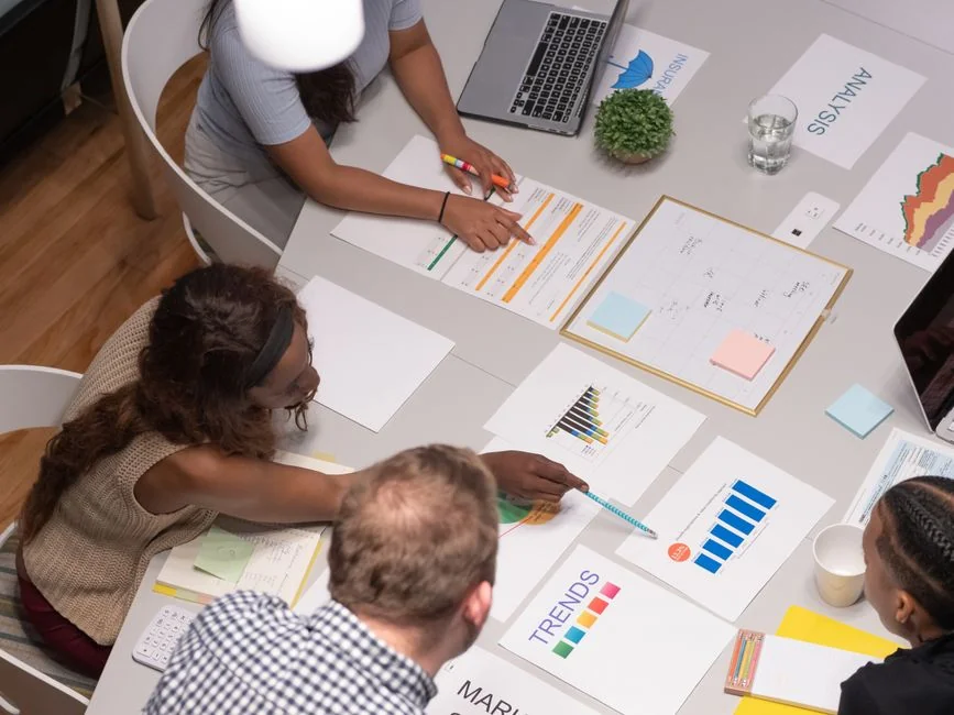 who-we-are Des blocs en bois formant SEO sur le clavier d’un ordinateur portable illustrent des notions de marketing digital.