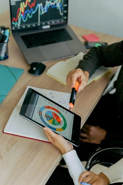 Gros plan d’un planificateur de stratégie SEO avec des notes adhésives colorées et un crayon sur un carnet.